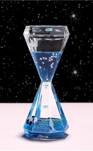 Details des Astronauten-Flüssigkeits-Sanduhr mit blauem Öl und silbernen Sternen