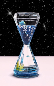 Detail einer diamantförmigen Flüssig-Sanduhr mit blauem Öl, Pailletten und Fischmodellen