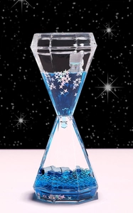 Makro-Detail des diamantförmigen Flüssig-Timers mit Astronauten und blauem Glitzer