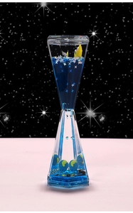 Dettaglio della clessidra liquida con luna galleggiante e glitter stellati in acrilico