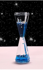 Dettaglio macro della clessidra liquida esagonale con astronauta e flusso d'olio stellato