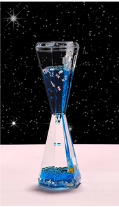 Dettaglio macro di un timer liquido a prisma con fluido blu e stelle olografiche