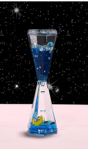 Dettaglio della clessidra liquida astronauta con fluido blu e stelle scintillanti