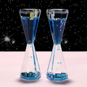Clessidra creativa con astronauta e liquido a movimento lento con stelle scintillanti