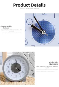 Detail van de stille minimalistische bureauklok met koperen wijzers en matte grijze kast