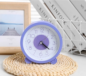 Detailoverzicht van een minimalistische stille lavendel tafelklok met Arabische cijfers