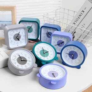 Moderne stille tafelklok set in meerkleurig minimalistisch rond en vierkant ontwerp