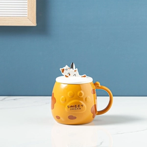 Detailed view of yellow ceramic cat mug with 3D cat lid and sweet dream text detail