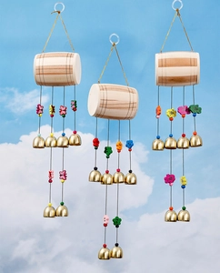 Lot de trois carillons en bois avec papillons colorés et clochettes dorées sur fond de ciel bleu