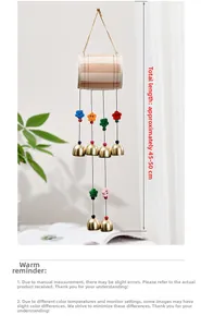 Détail du carillon en bois avec petites perles florales et six cloches dorées en métal