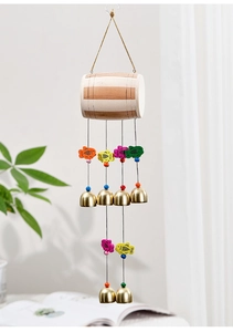 Carillon à vent artisanal en bois avec poissons colorés et cloches dorées style jardin