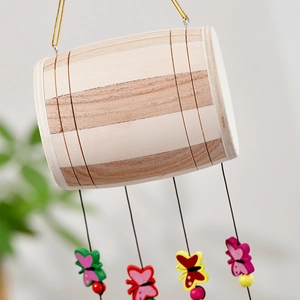 Carillon éolien en bois fait main avec papillons colorés et grain de bois naturel
