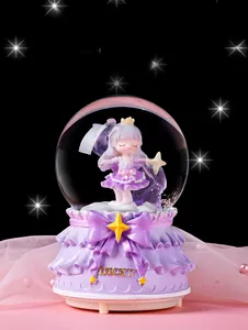 Détail boîte à musique cristal rose avec inscription Lucky et figurine de princesse