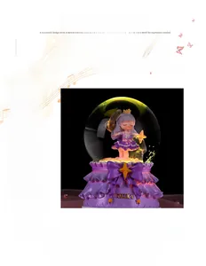 Gros plan sur une boîte à musique boule de cristal de princesse avec LED et base violette