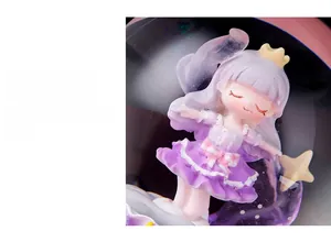 Détail d'une princesse ballerine de dessin animé dans une boîte à musique violette