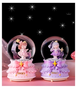 Détail de boîtes à musique boule de cristal fille avec base en dentelle et nœud chance
