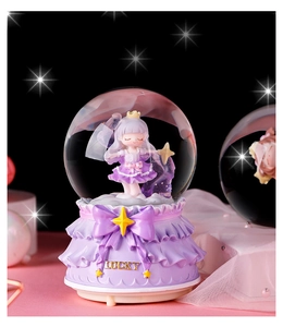 Détail de la figurine de princesse dans une boule à neige musicale violette lumineuse