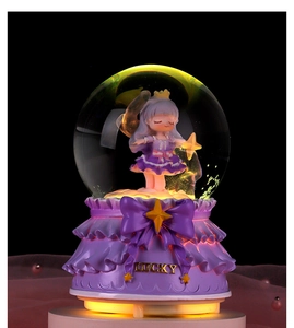 Détail de la boîte à musique princesse montrant une figurine de fille dans une boule