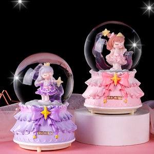 Boîte à musique boule de cristal avec fille de dessin animé et lumières LED féeriques