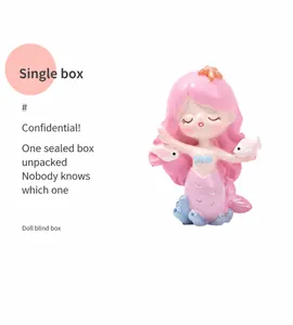 Detail van zeemeermin blind box met roze haar, gesloten ogen en een koraalbasis