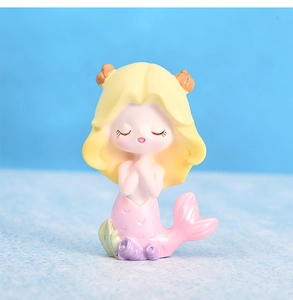 Figurine de sirène mignonne en résine avec écailles roses et cheveux jaunes en pose