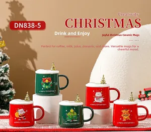 Détail du mug de Noël en céramique avec couvercle sapin doré et cuillère festive