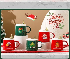 Gros plan de tasses de Noël en céramique avec motifs Père Noël et bonhomme de neige