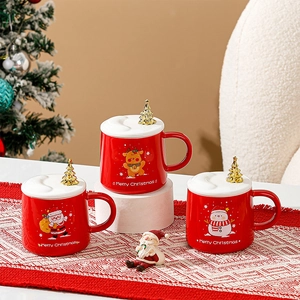 Gros plan de mugs de Noël en céramique avec motifs Père Noël et couvercles sapin doré