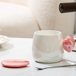 Ceramic coffee mug with 3D pink heart handle, matching lid and metal spoon set