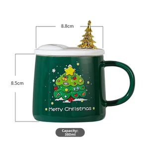 Détail du mug de Noël 380ml en céramique verte avec couvercle blanc et sapin doré