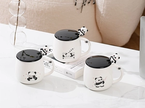 Dettaglio di tazza in ceramica a forma di panda con coperchio e cucchiaio 3D coordinati
