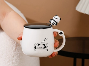 Dettaglio della tazza di panda in ceramica con coperchio e cucchiaio panda in 3D