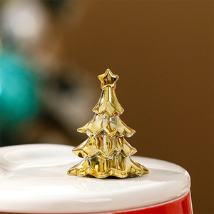 Vue macro d'un bouton de couvercle doré en forme de sapin avec étoile et reflet poli