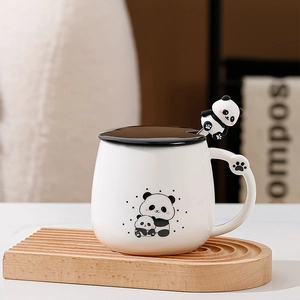 Dettaglio della tazza panda in ceramica con coperchio e cucchiaio creativo con panda