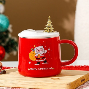Mug de Noël festif en céramique rouge avec couvercle sapin doré 3D sur plateau en bois