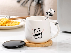 Dettaglio tazza in ceramica panda con coperchio, cucchiaio panda 3D e sottobicchiere