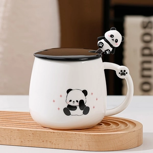 Tazza in ceramica panda con coperchio e cucchiaio panda 3D su vassoio in legno
