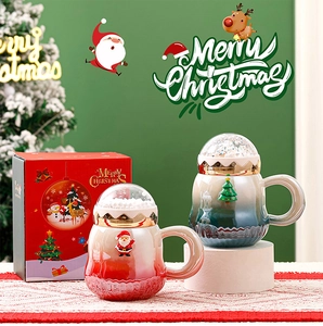 Details von Weihnachtstassen mit 3D-Weihnachtsmann und Schneekugel-Deckeln in Box