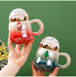 Details von Weihnachtsmann-Becher mit Schneekugel-Deckel und Farbverlauf