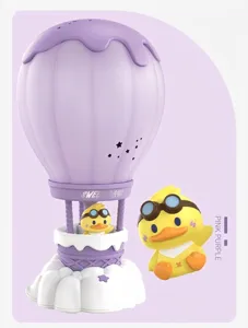 Dettaglio lampada a mongolfiera rosa con papera, motivi a stelle e scritta Sweet Days