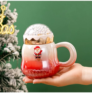 Nahaufnahme einer Weihnachts-Keramiktasse mit 3D-Weihnachtsmann und Schneekugel-Deckel