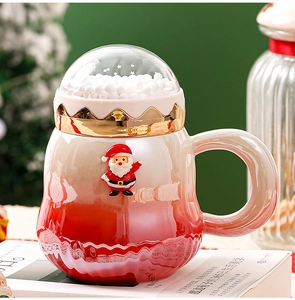 Nahaufnahme der Weihnachtstasse mit Kugeldeckel und rot-weißem Farbverlauf aus Keramik