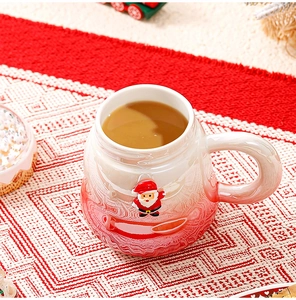 Detailansicht des 3D-Weihnachtsmanns auf dem perlmuttfarbenen Keramikbecher