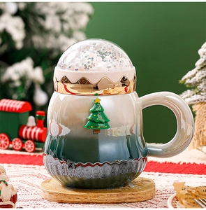 Detail der Weihnachtstasse mit 3D-Baum-Relief und Schneekugel-Deckel auf Holzsockel