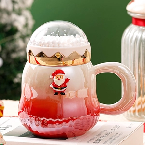 Farbverlauf-Weihnachtstasse aus Keramik mit geprägtem Weihnachtsmann und Schneekugel-Deckel