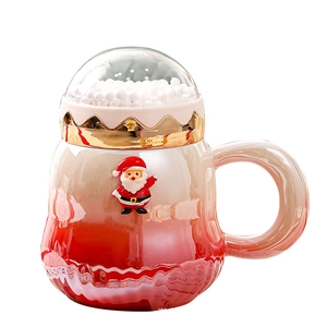 Rote Weihnachts-Keramiktasse mit 3D-Weihnachtsmann und Schneekugel-Deckel-Dekoration