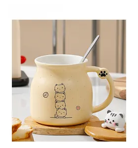 Detail of creative ceramic cat mug with wooden lid featuring 3D kitten and paw handle