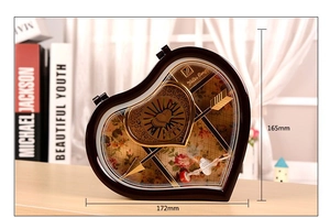 Vista dettagliata del carillon a forma di cuore con elegante design floreale con rose