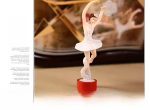 Dettaglio di una ballerina creativa con abito bianco su base rossa per carillon