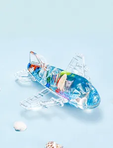 Detalle de adorno de avión para escritorio con fluido de océano azul y concha